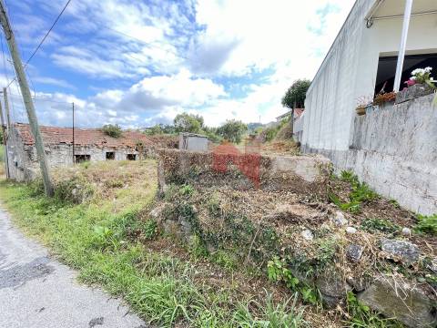 Moradia térrea em ruína com terreno com em Vilar de Torno