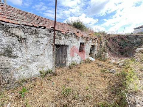Moradia térrea em ruína com terreno com em Vilar de Torno