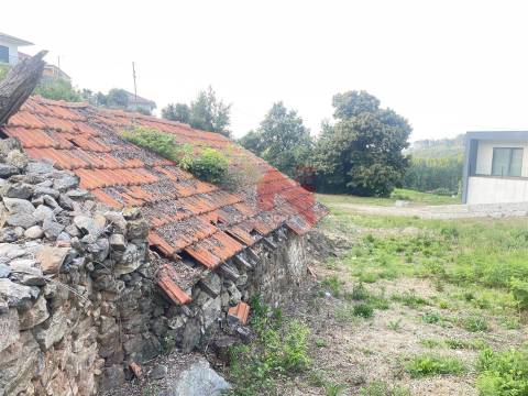 Terreno com casas para restauro em Revinhade, Felgueiras