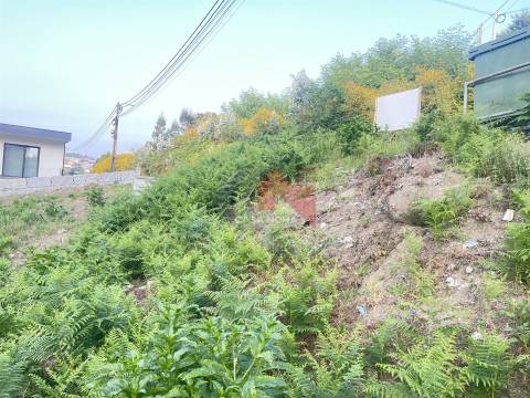Terreno com casas para restauro em Revinhade, Felgueiras