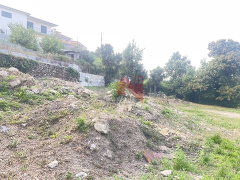 Terreno com casas para restauro em Revinhade, Felgueiras