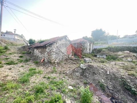Terreno com casas para restauro em Revinhade, Felgueiras
