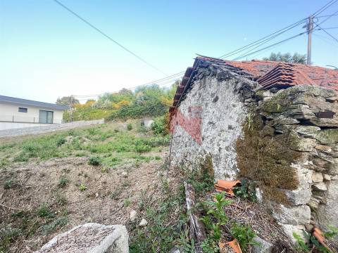 Terreno com casas para restauro em Revinhade, Felgueiras