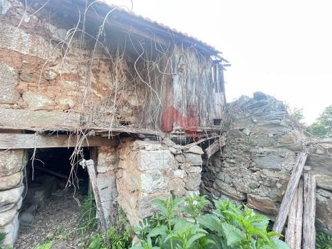Terreno com casas para restauro em Revinhade, Felgueiras