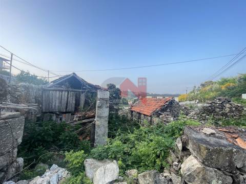 Terreno com casas para restauro em Revinhade, Felgueiras