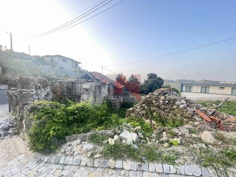 Terreno com casas para restauro em Revinhade, Felgueiras