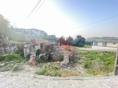 Terreno com casas para restauro em Revinhade, Felgueiras