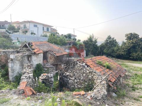 Terreno com casas para restauro em Revinhade, Felgueiras