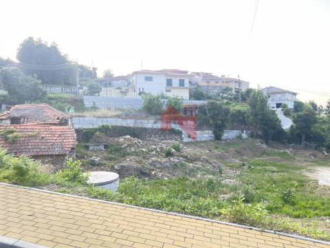 Terreno com casas para restauro em Revinhade, Felgueiras