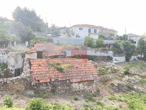 Terreno com casas para restauro em Revinhade, Felgueiras