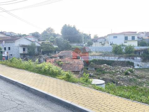 Terreno com casas para restauro em Revinhade, Felgueiras