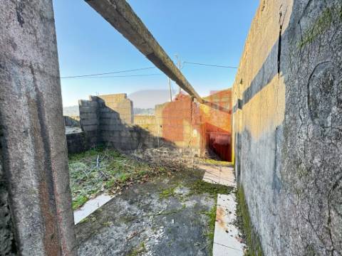 Moradia para restauro em Pedreira, Felgueiras