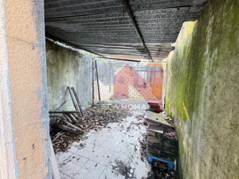 Moradia para restauro em Pedreira, Felgueiras