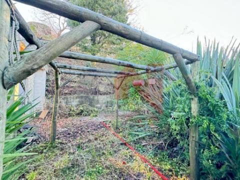 Moradia para restauro em Pedreira, Felgueiras