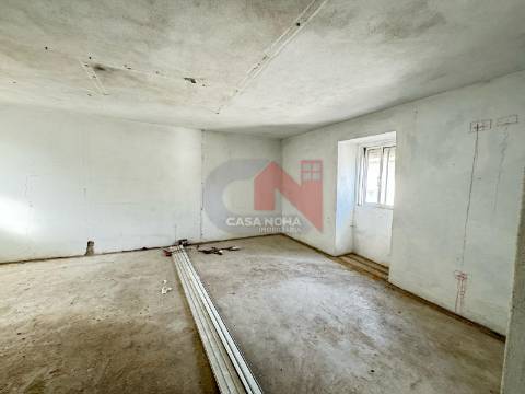 Moradia para restauro em Rebordosa, Paredes.