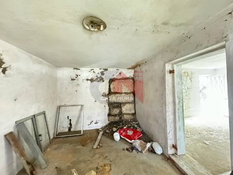 Moradia para restauro em Rebordosa, Paredes.