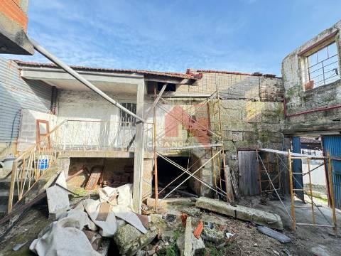 Moradia para restauro em Rebordosa, Paredes.