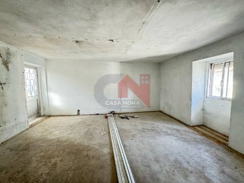 Moradia para restauro em Rebordosa, Paredes.