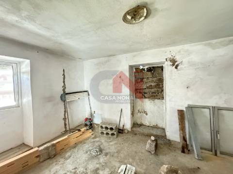 Moradia para restauro em Rebordosa, Paredes.