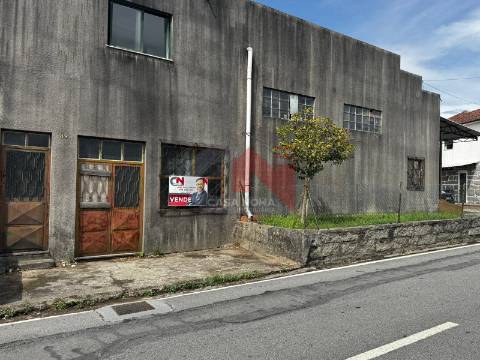 Armazém em Paços de Ferreira destinado a Atividade Industrial