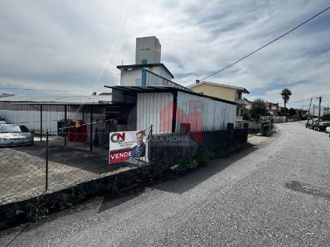 Armazém em Paços de Ferreira destinado a Atividade Industrial