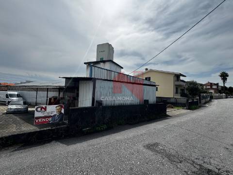 Armazém em Paços de Ferreira destinado a Atividade Industrial