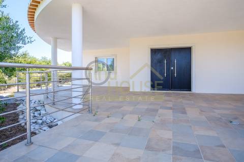 Moradia V4 isolada com piscina no condomínio Belas Clube de Campo