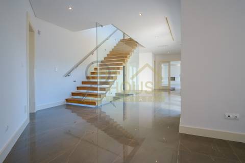 Moradia V4 isolada com piscina no condomínio Belas Clube de Campo