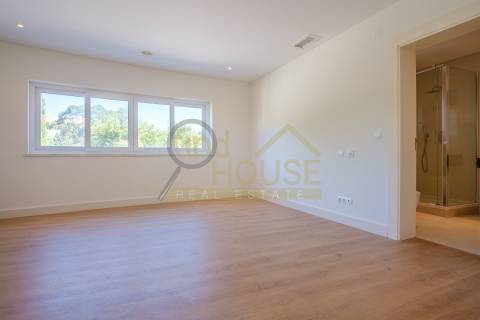 Moradia V4 isolada com piscina no condomínio Belas Clube de Campo