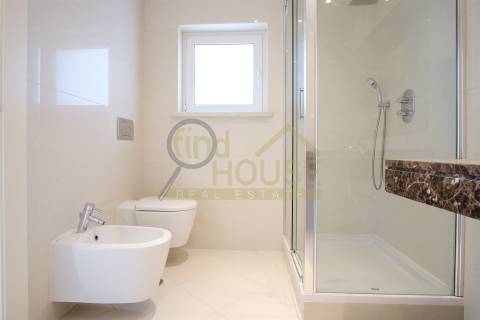 Moradia V4 isolada com piscina no condomínio Belas Clube de Campo