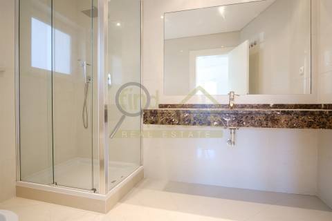 Moradia V4 isolada com piscina no condomínio Belas Clube de Campo