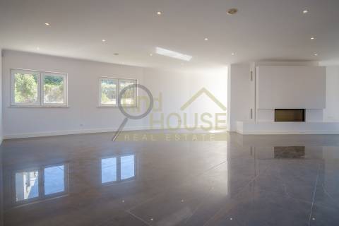 Moradia V4 isolada com piscina no condomínio Belas Clube de Campo