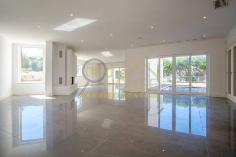 Moradia V4 isolada com piscina no condomínio Belas Clube de Campo