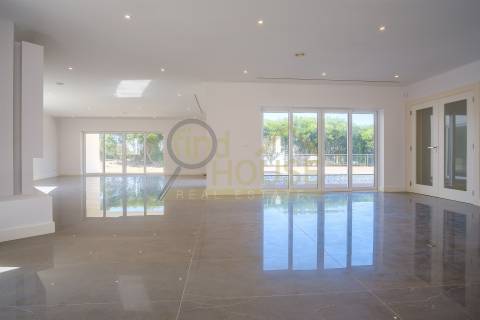 Moradia V4 isolada com piscina no condomínio Belas Clube de Campo