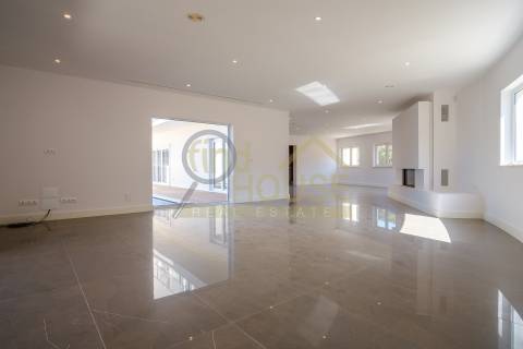 Moradia V4 isolada com piscina no condomínio Belas Clube de Campo