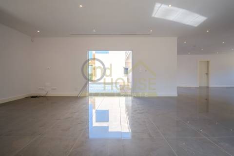 Moradia V4 isolada com piscina no condomínio Belas Clube de Campo