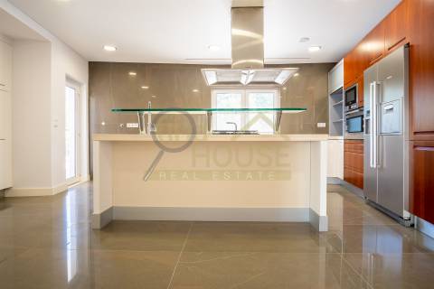 Moradia V4 isolada com piscina no condomínio Belas Clube de Campo