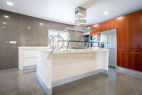 Moradia V4 isolada com piscina no condomínio Belas Clube de Campo