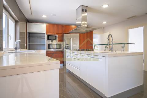 Moradia V4 isolada com piscina no condomínio Belas Clube de Campo