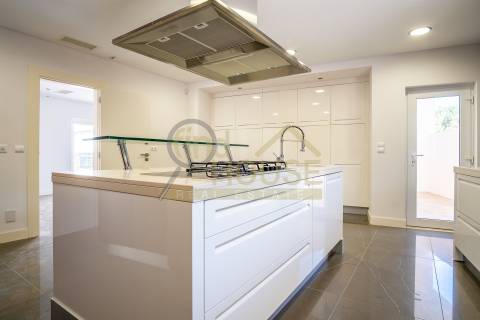 Moradia V4 isolada com piscina no condomínio Belas Clube de Campo