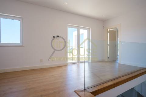 Moradia V4 isolada com piscina no condomínio Belas Clube de Campo