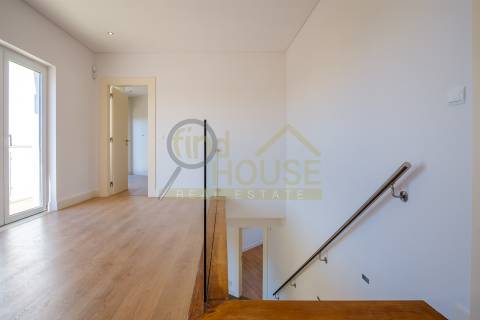 Moradia V4 isolada com piscina no condomínio Belas Clube de Campo