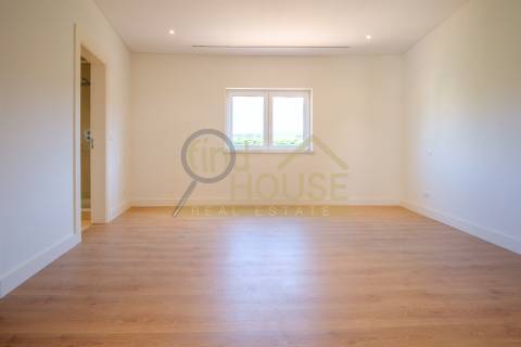 Moradia V4 isolada com piscina no condomínio Belas Clube de Campo