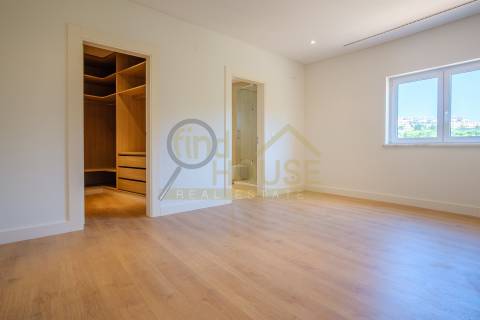 Moradia V4 isolada com piscina no condomínio Belas Clube de Campo