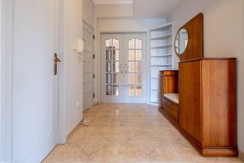 Vende-se Apartamento T2 na Amora, Seixal