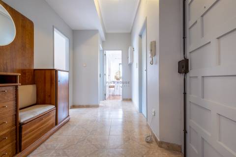 Vende-se Apartamento T2 na Amora, Seixal