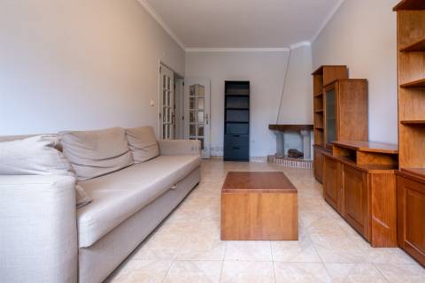 Vende-se Apartamento T2 na Amora, Seixal