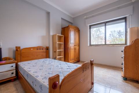 Vende-se Apartamento T2 na Amora, Seixal