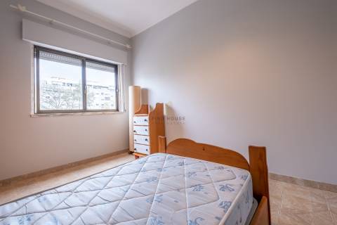 Vende-se Apartamento T2 na Amora, Seixal