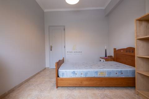 Vende-se Apartamento T2 na Amora, Seixal